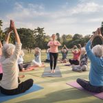 Le yoga pour les seniors : bienfaits et pratiques