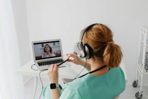 La téléconsultation en oncologie : avantages et limites