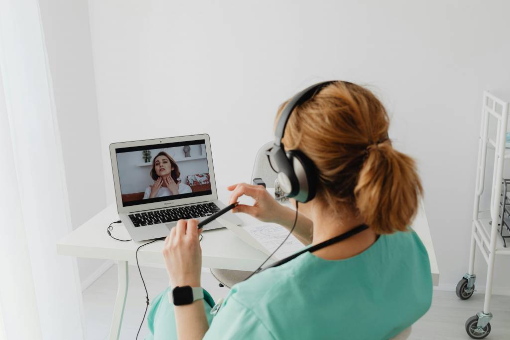 La téléconsultation en oncologie : avantages et limites